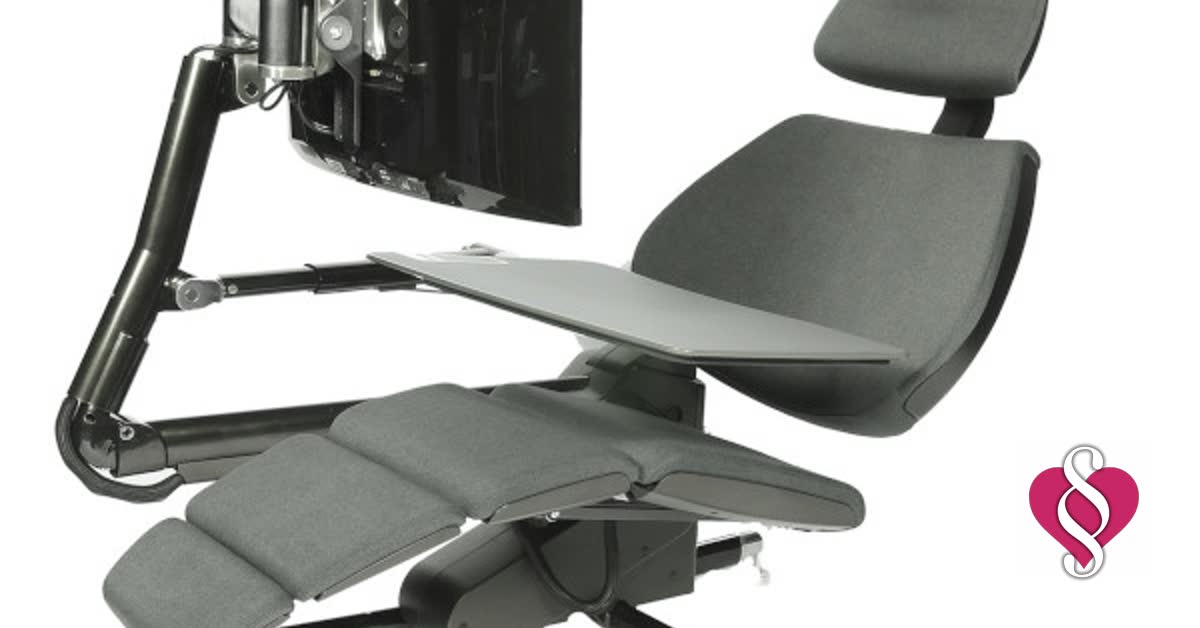 Symbolbild Liegearbeitsplatz: ergonomische Arbeitsplatz-Lösung für Bildschirmarbeit in halbliegender oder liegender Position. Mit Sozialrat-Logo unten rechts. Quelle: REHADAT-Hilfsmittel, Bearbeitung: Sozialrat e.V.